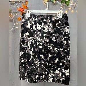 Adrianna Papell Skirt. Size 2. Patterned… gray, black and white.